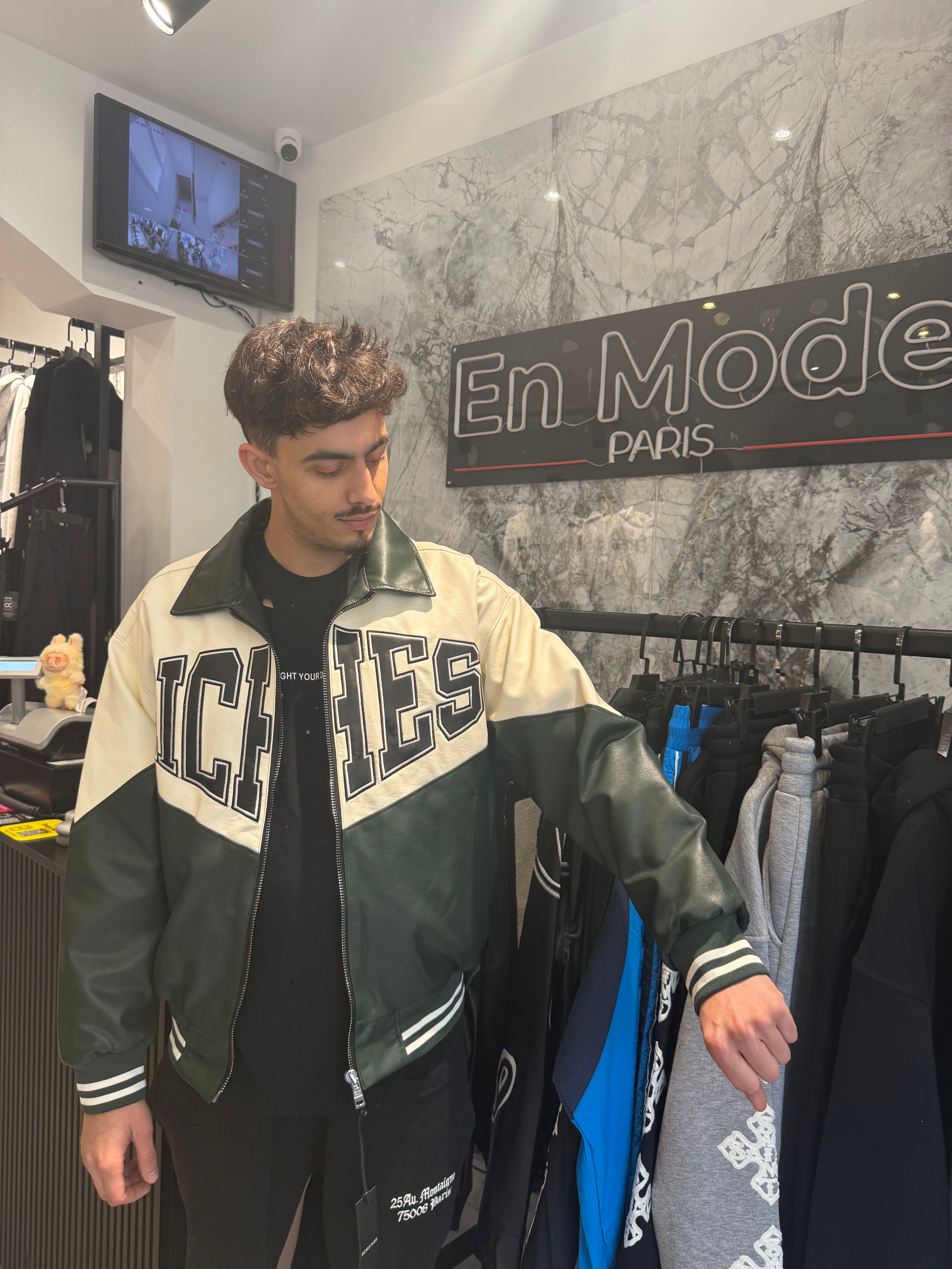 Bombers Record Riches Paris