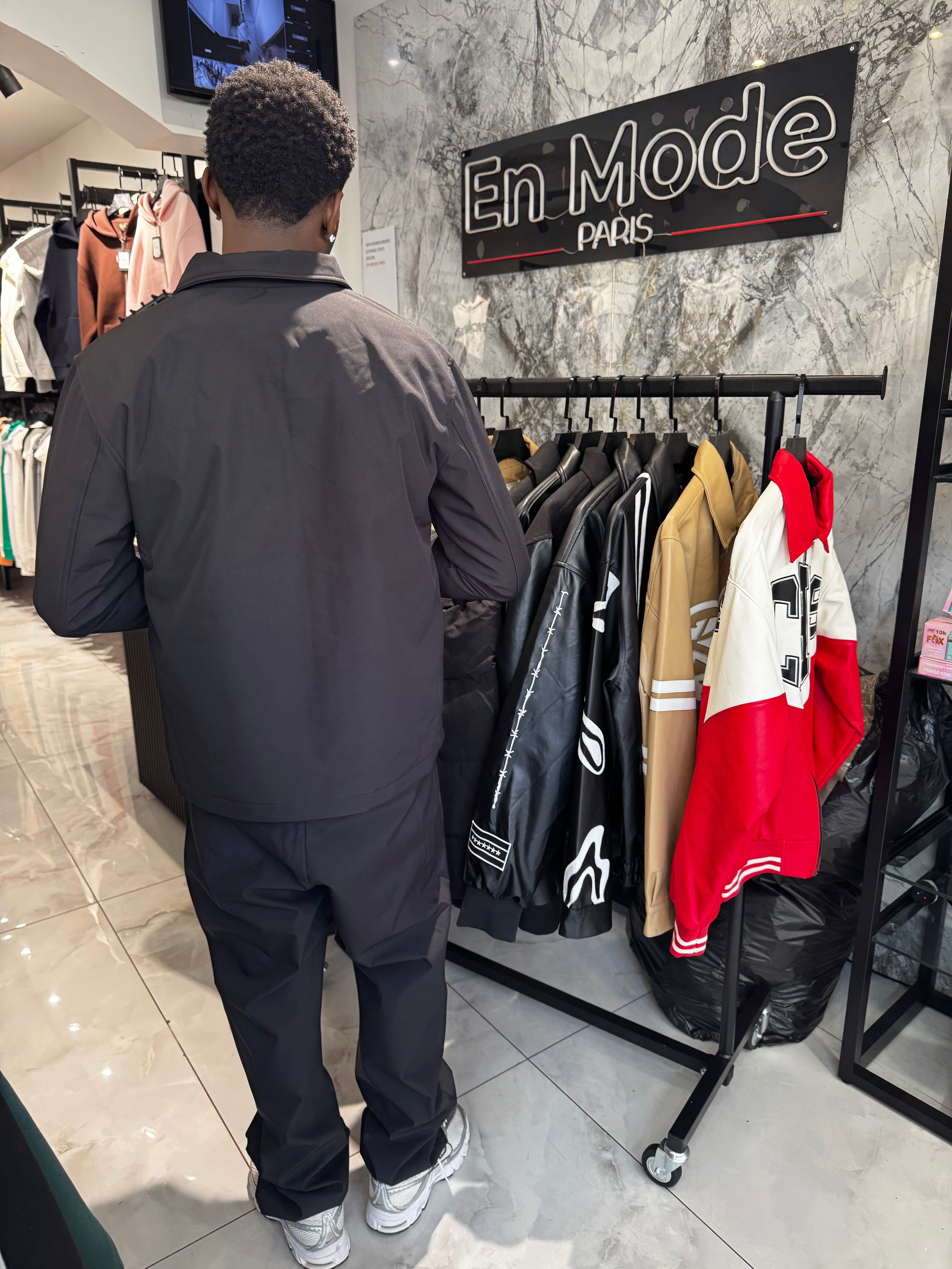 Ensemble Noir Simple